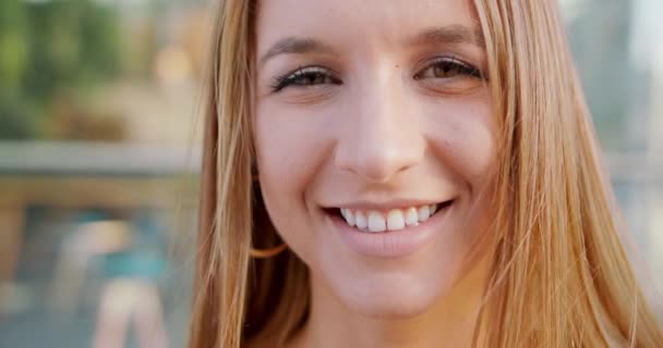 Jovencita sonriendo al aire libre. Emoción — Vídeo de stock