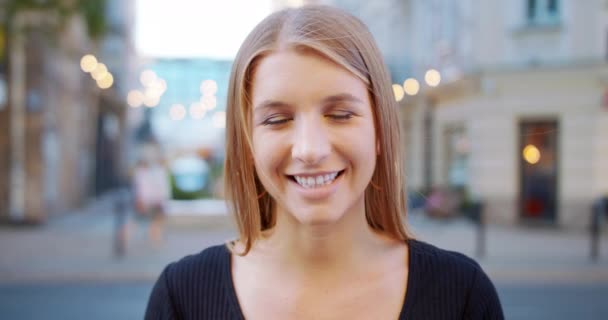 Jovencita sonriendo al aire libre. Emoción — Vídeo de stock