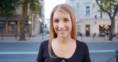 Genç Bayan Açık Havada Gülümsüyor. Duygu