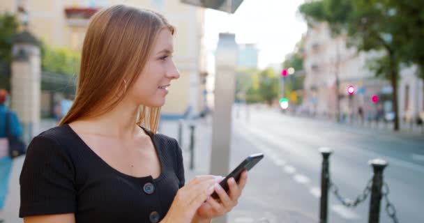 屋外で電話を使用する女性 — ストック動画