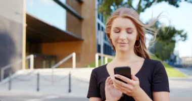 Lady Açık Havada Bir Telefon Kullanma