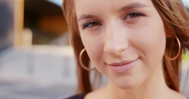 Fiatal hölgy mosolyogva szabadban. Érzelem — Stock videók