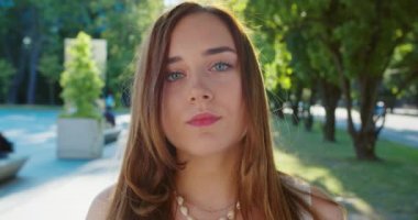 Genç Bayan Dışarıda. Duygu