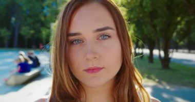 Genç Bayan Açık Havada Gülümsüyor. Duygu