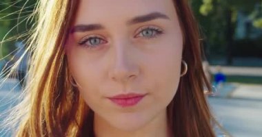 Genç Bayan Dışarıda. Duygu