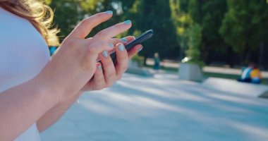 Lady Açık Havada Bir Telefon Kullanma