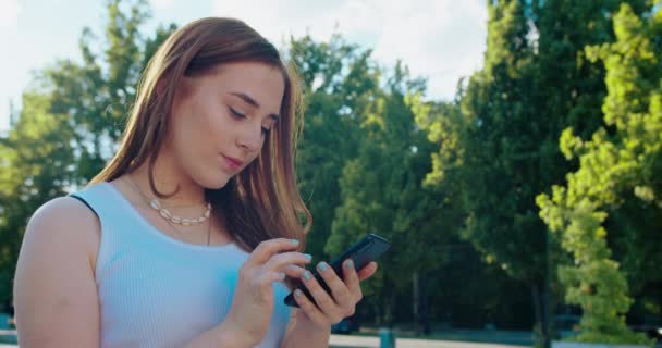 Señora usando un teléfono al aire libre — Vídeo de stock