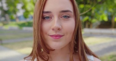 Genç Bayan Açık Havada Gülümsüyor. Duygu