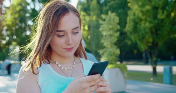 Señora usando un teléfono al aire libre — Vídeo de stock