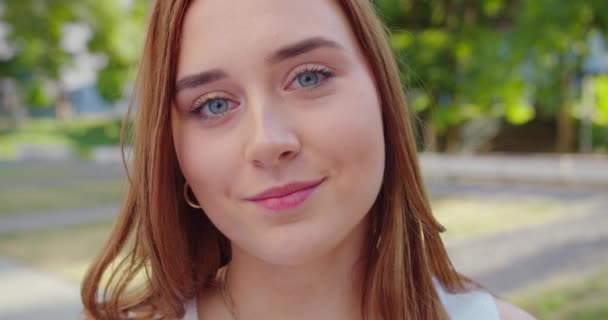 Jovencita sonriendo al aire libre. Emoción — Vídeos de Stock