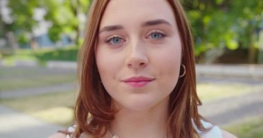 Genç Bayan Dışarıda. Duygu