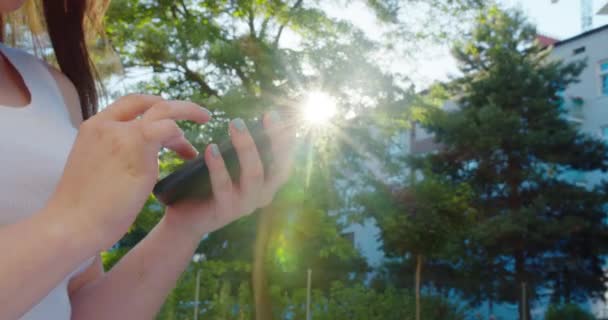 Dame utilisant un téléphone en plein air — Video