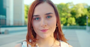 Genç Bayan Dışarıda. Duygu