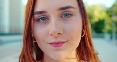 Genç Bayan Dışarıda. Duygu