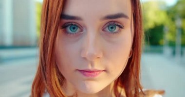 Genç Bayan Dışarıda. Duygu