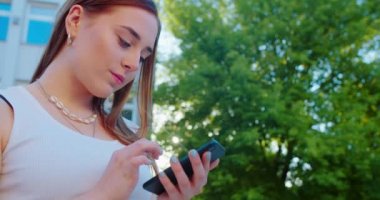 Lady Açık Havada Bir Telefon Kullanma