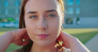 Genç Bayan Dışarıda. Duygu