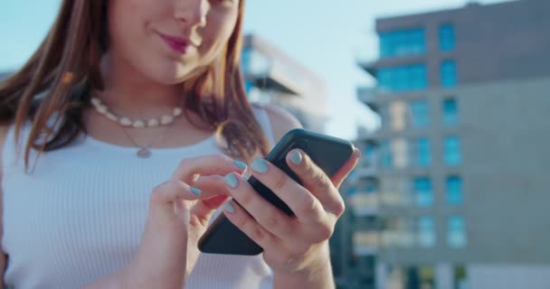 Señora usando un teléfono al aire libre — Vídeo de stock