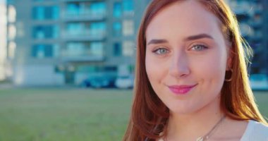 Genç Bayan Açık Havada Gülümsüyor. Duygu