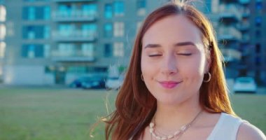 Genç Bayan Açık Havada Gülümsüyor. Duygu