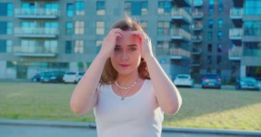 Genç Bayan Açık Havada Gülümsüyor. Duygu