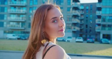 Genç Bayan Açık Havada Gülümsüyor. Duygu