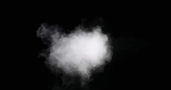Белый дымовой след изолирован на черном фоне — стоковое фото