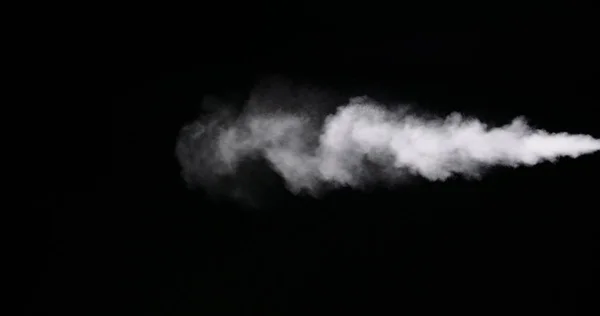 Λευκό μονοπάτι καπνού απομονωμένο σε μαύρο φόντο — Φωτογραφία Αρχείου