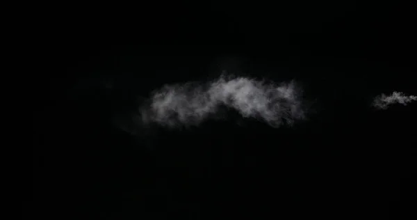 Weiße Rauchspur isoliert auf schwarzem Hintergrund — Stockfoto