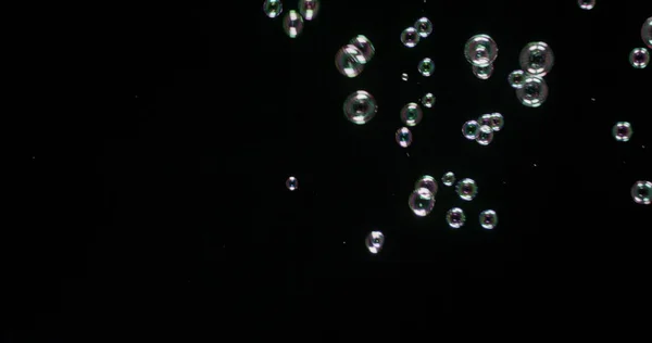 Soep bubbels geïsoleerd op zwarte achtergrond. — Stockfoto
