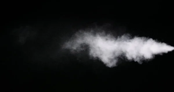 Белый дымовой след изолирован на черном фоне — стоковое фото