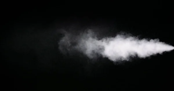 黒い背景に隔離された白い煙の道 — ストック写真