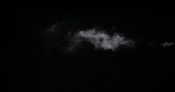 Sentier de fumée blanche isolé sur fond noir — Photo