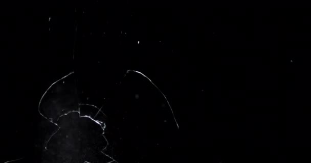 壊れたガラスのテクスチャ。孤立した現実的なひび割れ — ストック動画