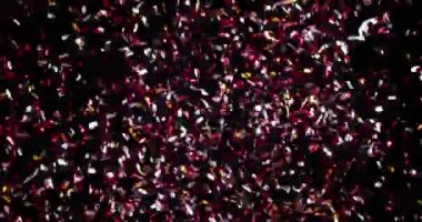 Siyah arka plan üzerine izole konfeti