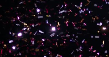 Siyah arka plan üzerine izole konfeti