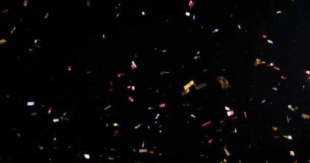 Confetti geïsoleerd op zwarte achtergrond — Stockvideo