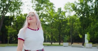 Sarışın genç bayan gülümsüyor.