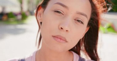 Güzel genç bayan dışarıda poz veriyor