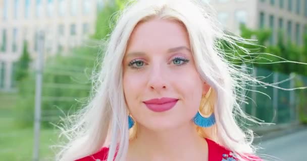 Ifjú szőke hölgy mosolygott a szabadban — Stock videók
