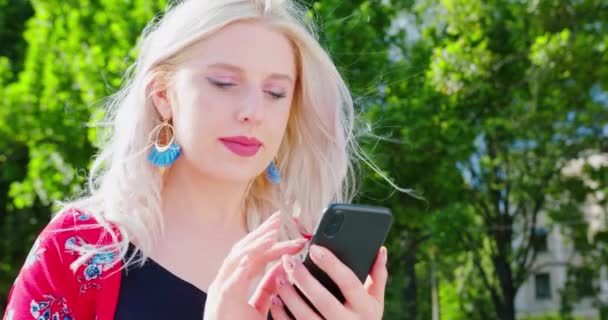 Beatiful Lady Using a Phone Outdoors — Αρχείο Βίντεο