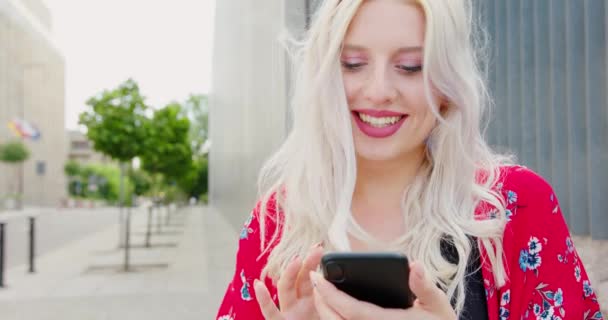 Schöne Dame mit einem Telefon im Freien — Stockvideo