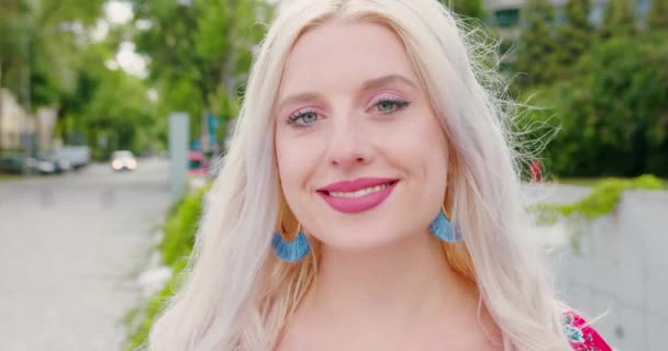 Mladá blondýnka dáma usměvavá venku — Stock video