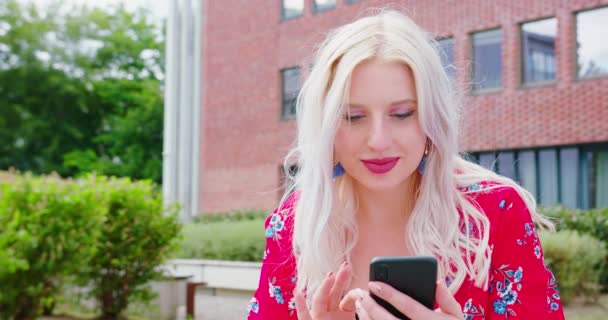 Beatiful Lady Using a Phone Outdoors — Stock video