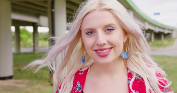 Mladá blondýnka dáma usměvavá venku — Stock video