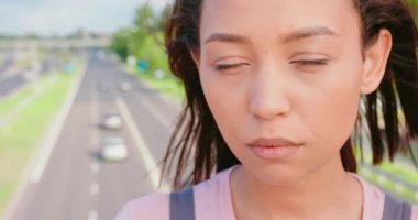 Güzel genç bayan dışarıda poz veriyor