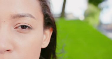 Asyalı kadınların gözleri açık havada yanıp sönüyor.