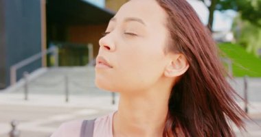 Açık havada gülümseyen esmer bayan.