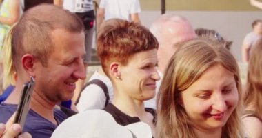 Kalabalık Dışarıda Bir Olay İzliyor