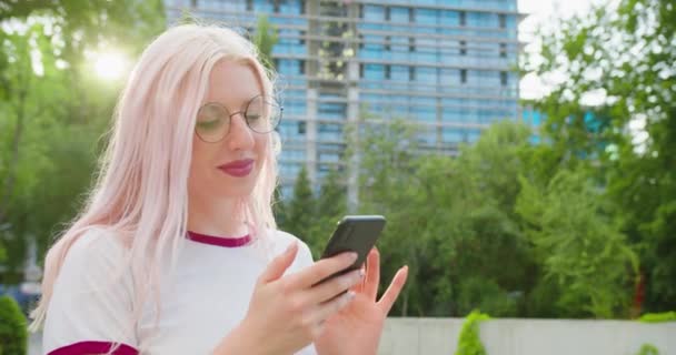 Beatiful Lady usando un teléfono al aire libre — Vídeos de Stock